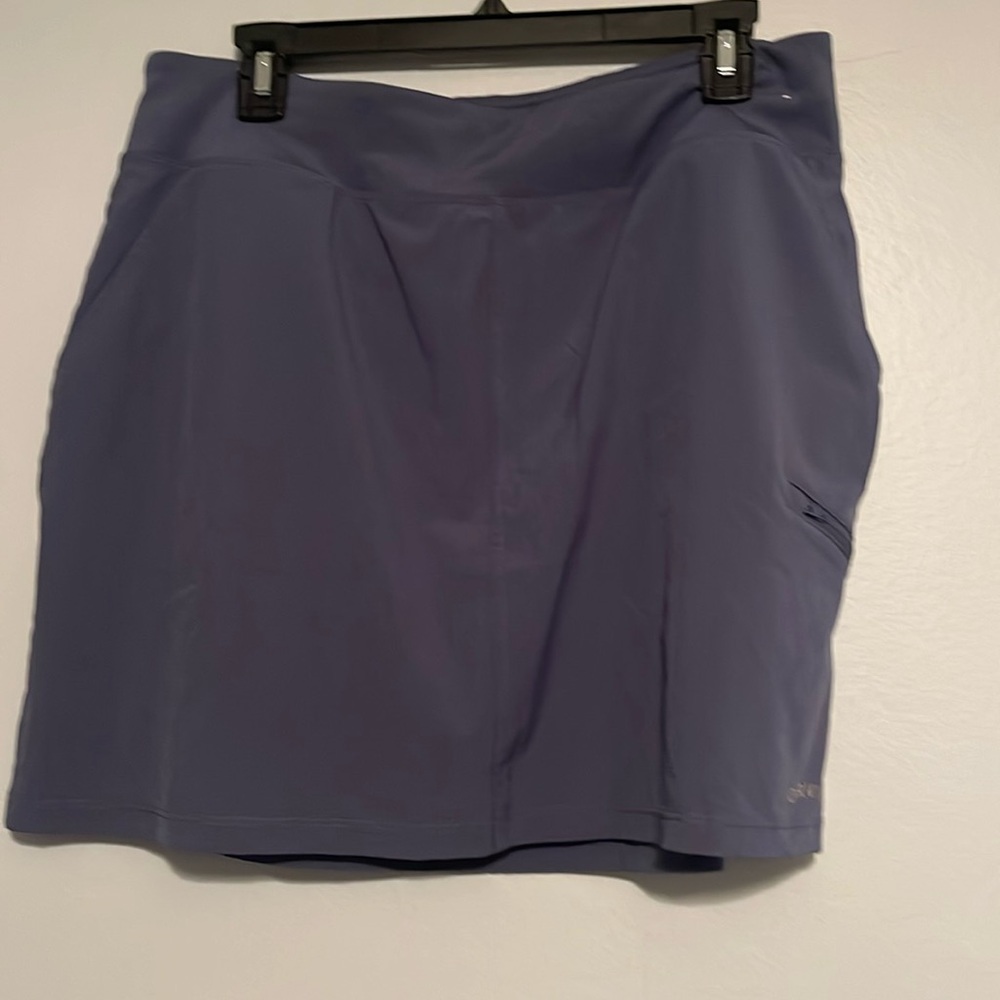 NWT skort large stretchy very cute line pattern with pockets and 1 zip pocket